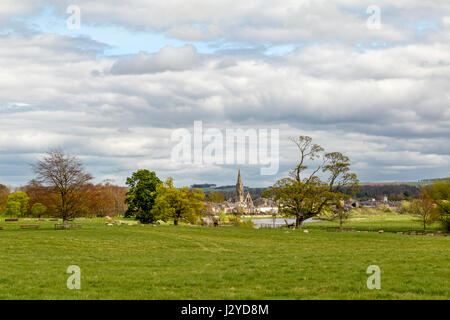 Vista sulla città mercato di Kelso e il fiume Tweed, visto dalla motivazione al castello di pavimento, Roxburghshire, Scotland, Regno Unito. Foto Stock