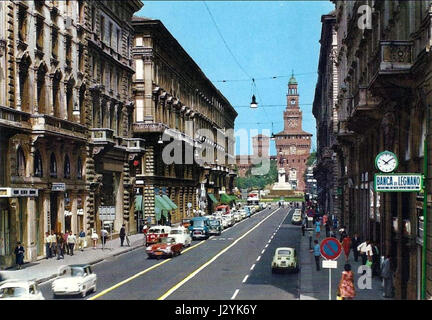 Questa immagine mostra via Dante, una strada importante di Milano, nota per la sua architettura e il suo significato storico, che collega il Castello Sforzesco a Piazza Cordusio. E' una zona vivace con negozi, caffetterie e monumenti culturali. Foto Stock