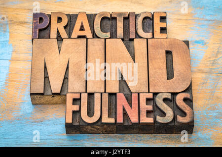 Pratica mindfulness - word abstract in rilievografia vintage tipo legno blocchi di stampa Foto Stock