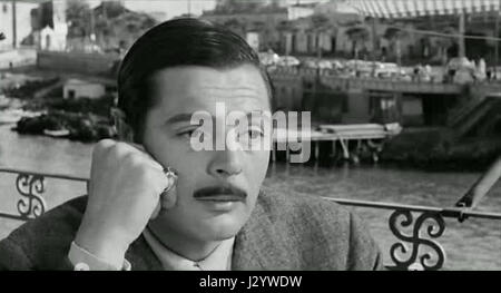 Si riferisce a una scena o a un'opera relativa a Marcello Mastroianni nel contesto di "Divorzio all'italiana", un classico film italiano. La performance di Mastroianniâ è una parte significativa della storia del cinema italiano. Foto Stock