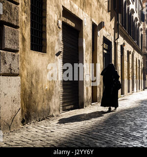 Passeggiate nel vicolo Foto Stock