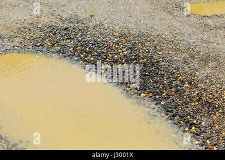 Texture di fango umido terriccio bruno in una sporca country road dopo la pioggia Foto Stock