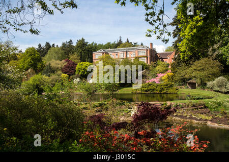 Sala Hodnet nello Shropshire, Inghilterra. Veduta del giardino ornamentale, nota per i suoi giardini, creato nel 1922. Foto Stock