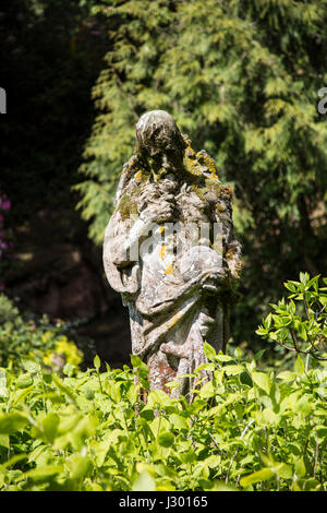 Statua nei giardini di Hodnet Hall, Shropshire, Inghilterra. Foto Stock