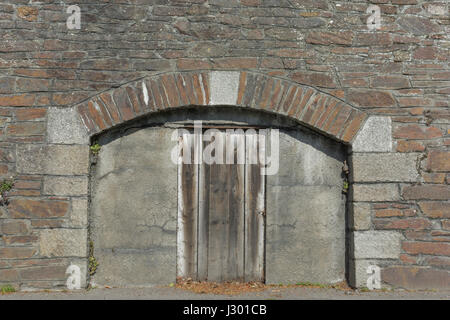 Porta bloccata in edificio ad arco - possibile metafora di 'blocco', blocco, e così via. Foto Stock