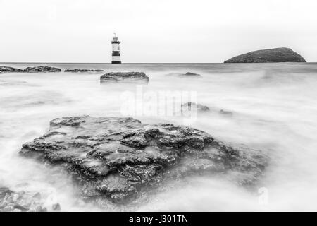 Trwyn Du o Penmon faro tra Dinmor Punto vicino Penmon e Ynys Seriol, o isola dei puffini, all'estremità orientale di Anglesey North Wales. Foto Stock