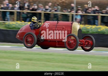 Duncan Pittaway alla guida della FIAT S76 'Bestia di Torino" al settantacinquesimo Goodwood Assemblea dei Soci Foto Stock