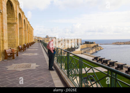 Appena sotto la parte superiore Barakka Gardens, la batteria a salve risale al XVI secolo e il Grande Assedio di Malta nel 1565. Foto Stock