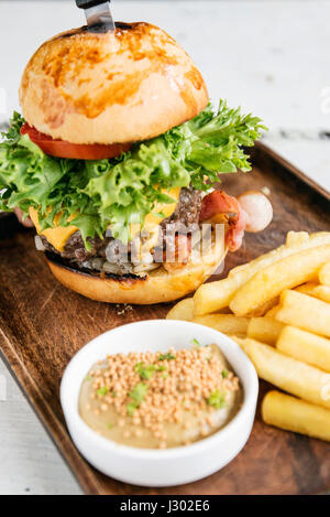 Hamburger di manzo con patatine e salsa di senape set pasto snack Foto Stock