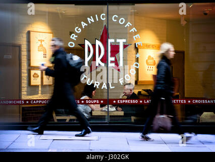 Due persone hanno una cattura fino in un Pret a Manger shop nella città di Londra come pendolari passano da Foto Stock