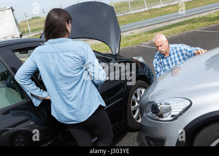 Due driver sostenendo dopo incidente stradale Foto Stock