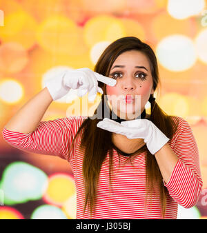 Closeup ritratto femminile di clown mime che esprimono la tristezza Foto Stock