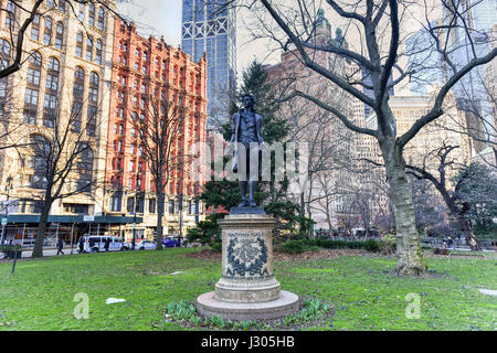 Monumento a Nathan Hale, un 13-piede di bronzo permanente figura che è rivolta direttamente verso la City Hall e onora gli ultimi momenti del 21-anno-vecchio American Revo Foto Stock