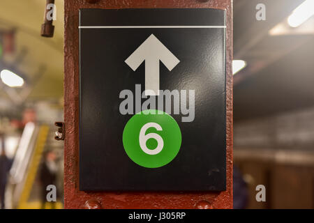 Brooklyn, New York - Marzo 24, 2017: segno rivolto verso il 6 treno all'53rd Street Stazione della metropolitana di New York. Foto Stock