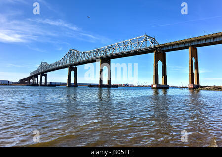 La Outerbridge Crossing è un ponte a sbalzo che copre la Arthur Kill. Il 'Outerbridge', come spesso è noto, collega Perth Amboy, New Jersey Foto Stock