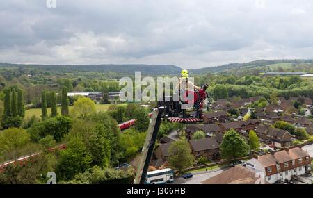 I vigili del fuoco dal Surrey fuoco e il servizio di soccorso in treno in Leatherhead Surrey, sulla loro antenna scaletta della piattaforma che può raggiungere un'altezza di 42m ed è attualmente il più alto in servizio antincendio nel Regno Unito. Foto Stock