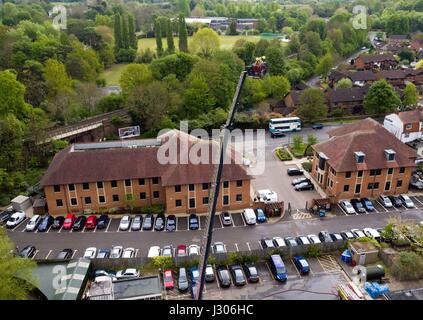 I vigili del fuoco dal Surrey fuoco e il servizio di soccorso in treno in Leatherhead Surrey, sulla loro antenna scaletta della piattaforma che può raggiungere un'altezza di 42m ed è attualmente il più alto in servizio antincendio nel Regno Unito. Foto Stock