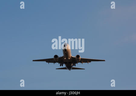 Budapest, Ungheria - 23 marzo 2011: malev Boeing 737-700 ha-lop breve prima di atterrare a Ferihegy Liszt Ferenc aeroporto, budapest, Ungheria. Foto Stock