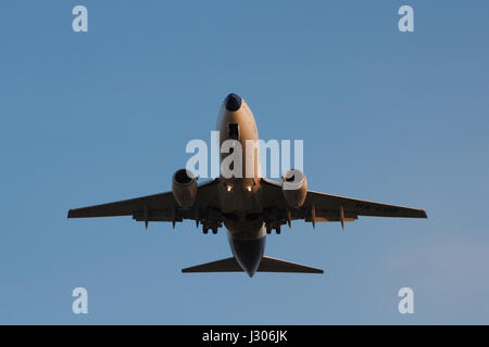 Budapest, Ungheria - 23 marzo 2011: malev Boeing 737-700 ha-lop breve prima di atterrare a Ferihegy Liszt Ferenc aeroporto, budapest, Ungheria. Foto Stock