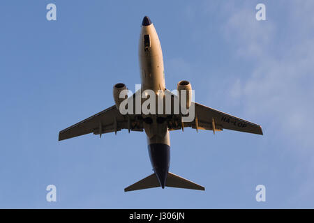 Budapest, Ungheria - 23 marzo 2011: malev Boeing 737-700 ha-lop breve prima di atterrare a Ferihegy Liszt Ferenc aeroporto, budapest, Ungheria. Foto Stock