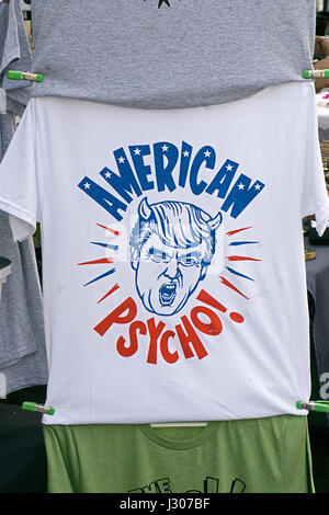 Un tee shirt ridiculing presidente Donald Trump in vendita presso l'Ottava Avenue Street Fair in Chelsea sezione di Manhattan, New York City. Foto Stock