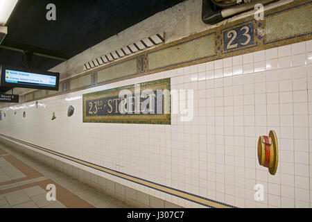 La metropolitana di arte presso la 23rd Street n, q e r il treno alla metropolitana piattaforma in Manhattan, New York City. Foto Stock