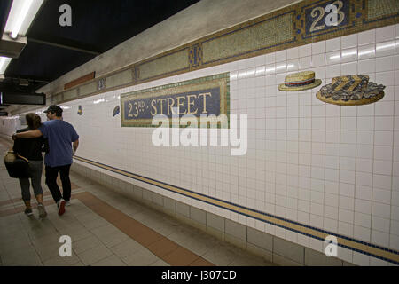 Arte presso la 23rd Street n, q e r il treno alla metropolitana piattaforma in Manhattan, New York City. Foto Stock