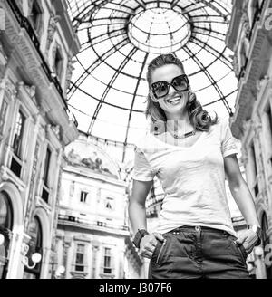 Scopri le più inaspettate tendenze a Milano. Ritratto di moda sorridente monger in Galleria Vittorio Emanuele II Foto Stock