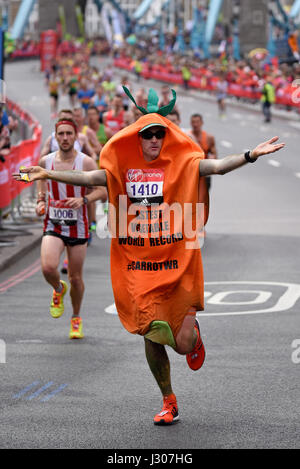 Andrew Lawrence che corre nella maratona di Londra del 2017 vicino al Tower Bridge, il record mondiale di verdure più veloce Foto Stock