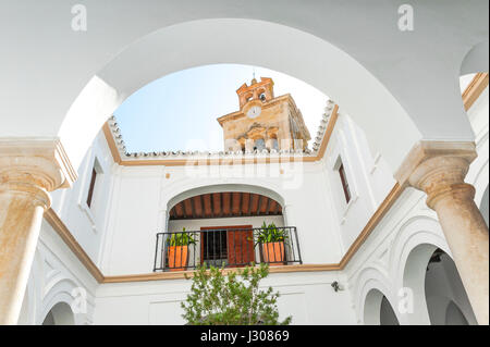 Corte interna del palazzo Mayorazgo e la torre campanaria della Basilica de Santa María in Arcos de la Frontera, bianche città dell'Andalusia, vicino a Cádiz, Spagna Foto Stock