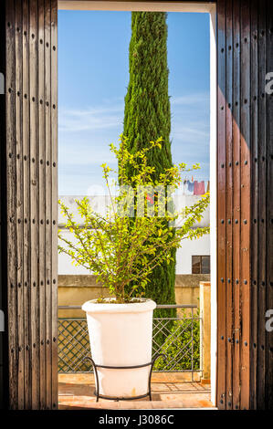 Aprire a doppia anta porta alla terrazza del cortile interno di Palazzo Mayorazgo in Arcos de la Frontera, bianche città dell'Andalusia, Spagna Foto Stock