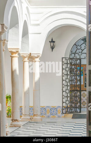 Corte interna del palazzo Mayorazgo in Arcos de la Frontera, bianche città dell'Andalusia, provincia di Cádiz, Spagna Foto Stock