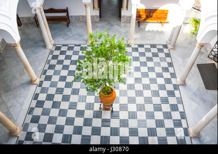 Corte interna del palazzo Mayorazgo in Arcos de la Frontera, bianche città dell'Andalusia, provincia di Cádiz, Spagna Foto Stock