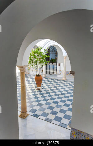 Corte interna del palazzo Mayorazgo in Arcos de la Frontera, bianche città dell'Andalusia, provincia di Cádiz, Spagna Foto Stock