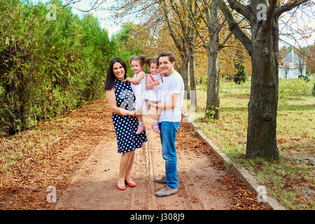 Ritratto di mamma, papà e bambini nel parco Foto Stock