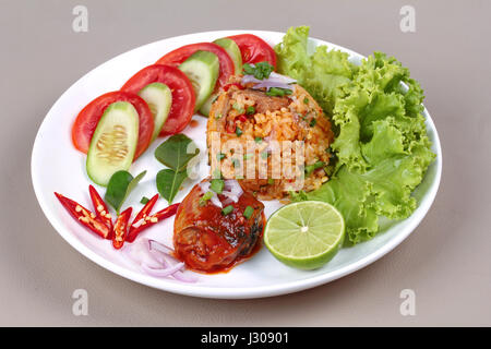 Cibo tailandese, fritti di riso al gelsomino con conserve di pesce,sgombro in salsa di pomodoro, sormontato dimezzare limone verde,fette di pomodoro, cetriolo, peperoncino rosso, cipolla rossa, lattuga a Foto Stock