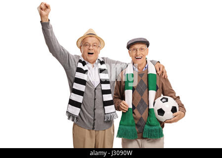 Overjoyed coppia tifosi di calcio con sciarpe e un calcio tifo isolati su sfondo bianco Foto Stock