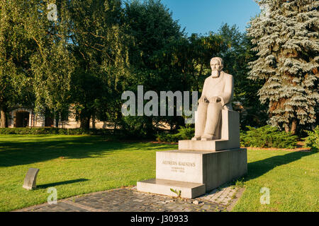 Riga, Lettonia - 2 Luglio 2, 2016: Monumento al compositore lettone, organista, pedagogo, critico musicale e conduttore Alfred Kalnynsh nel parco della città. Il fondatore o Foto Stock