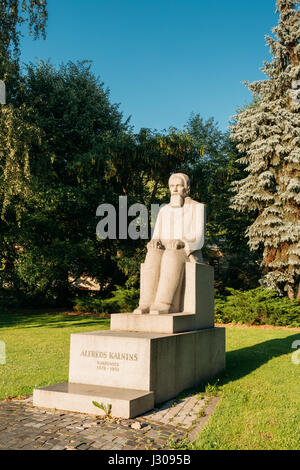 Riga, Lettonia - 2 Luglio 2, 2016: Monumento al compositore lettone, organista, pedagogo, critico musicale e conduttore Alfred Kalnynsh nel parco della città. Il fondatore o Foto Stock