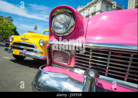 L'Avana - Giugno, 2011: vivacemente colorato automobili americane che serve come taxi stand parcheggiato sulla strada nel Centro. Foto Stock
