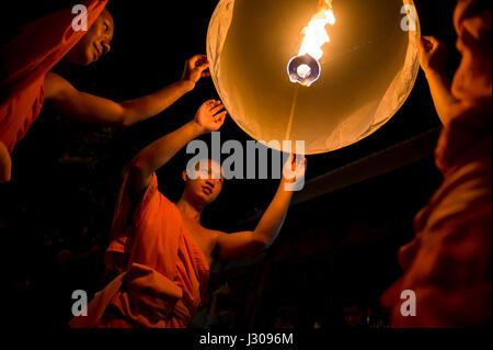 CHIANG MAI, Thailandia - 7 Novembre 2014: giovani monaci buddisti in arancione vesti lancio lanterne sky all annuale Yi Peng festival. Foto Stock