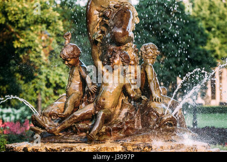 Riga, Lettonia. Fontana Ninfa di spruzzi di acqua in Aspazijas Boulevard vicino al National Opera House. Close Up di elementi decorativi Foto Stock