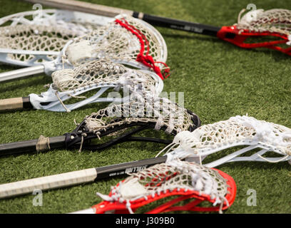Lacrosse bastoni su un campo prima di una partita alla Rutgers University Foto Stock