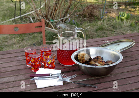 Un picnic,ancora la vita di barbecue e brocche di succo di frutta sul tavolo. Foto Stock