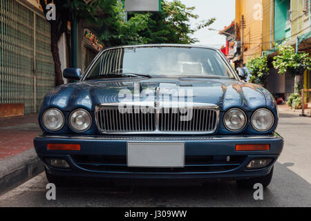 BANGKOK, Tailandia - 24 aprile: Jaguar Sovereign parcheggiato sulla strada di Bangkok il 24 aprile 2016 a Bangkok, in Thailandia. Foto Stock