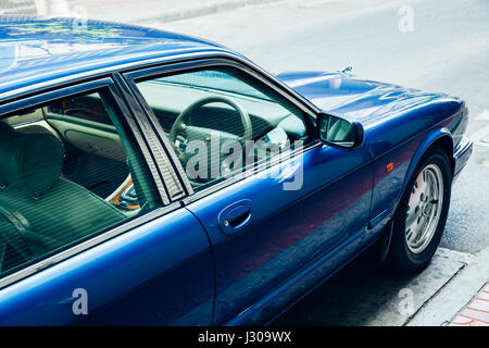 BANGKOK, Tailandia - 24 aprile: Jaguar Sovereign parcheggiato sulla strada di Bangkok il 24 aprile 2016 a Bangkok, in Thailandia. Foto Stock