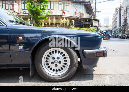 BANGKOK, Tailandia - 24 aprile: Jaguar Sovereign parcheggiato sulla strada di Bangkok il 24 aprile 2016 a Bangkok, in Thailandia. Foto Stock