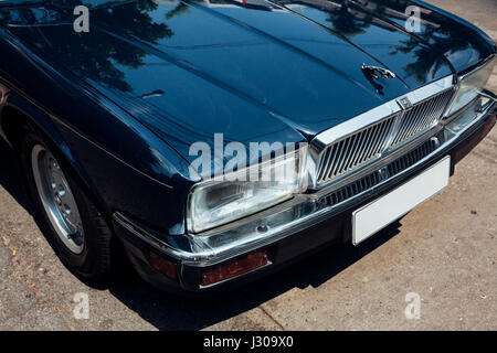 BANGKOK, Tailandia - 24 aprile: Jaguar Sovereign parcheggiato sulla strada di Bangkok il 24 aprile 2016 a Bangkok, in Thailandia. Foto Stock