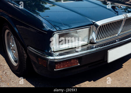 BANGKOK, Tailandia - 24 aprile: Jaguar Sovereign parcheggiato sulla strada di Bangkok il 24 aprile 2016 a Bangkok, in Thailandia. Foto Stock