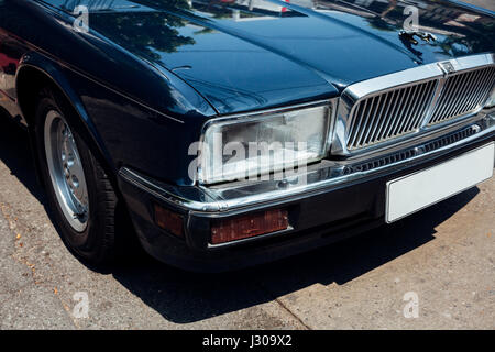 BANGKOK, Tailandia - 24 aprile: Jaguar Sovereign parcheggiato sulla strada di Bangkok il 24 aprile 2016 a Bangkok, in Thailandia. Foto Stock